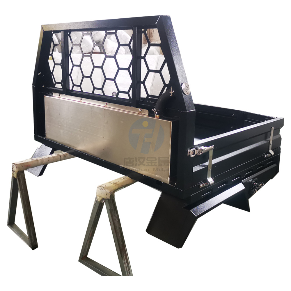 半个大铝柜和皮卡车车架