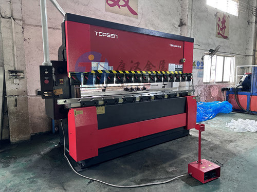 唐汉为能更高效更优质地生产Ute canopy ,tray,皮卡工具箱增设了新的折弯机